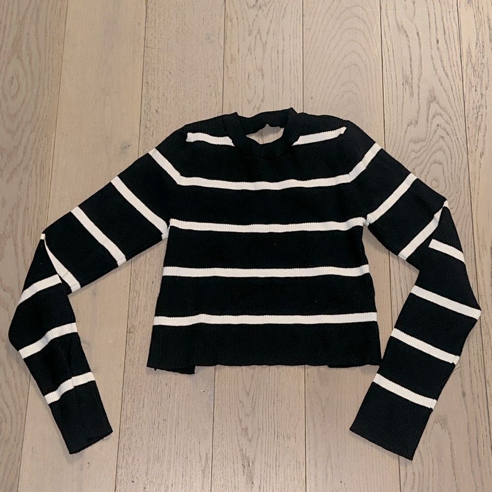 Chic Black and White Striped Open-Back Top NWOT- Never Used - Picture 4 of 5